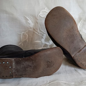 Chaussons de bébé anciens. Cuir noir et boutonné. Parfait pour poupée ancienne. Fin du 19ème siècle image 6