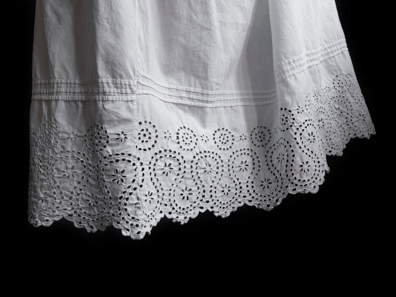 Enaguas antiguas de algodón con bordados ingleses calados a mano. Muy largas. Finales del S.XIX. imagen 1