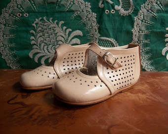 Impeccable ankle boots for children, with buckle. Crinkled patent leather, beige color. Heel sole. New, unused. 70s. Size 23