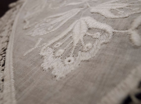 Beautiful embroidered collar on muslin and guipur… - image 4