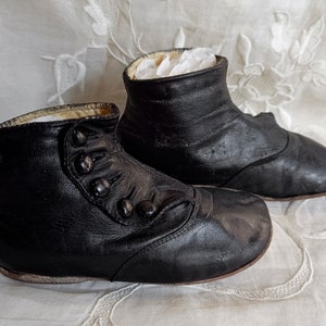 Chaussons de bébé anciens. Cuir noir et boutonné. Parfait pour poupée ancienne. Fin du 19ème siècle image 4