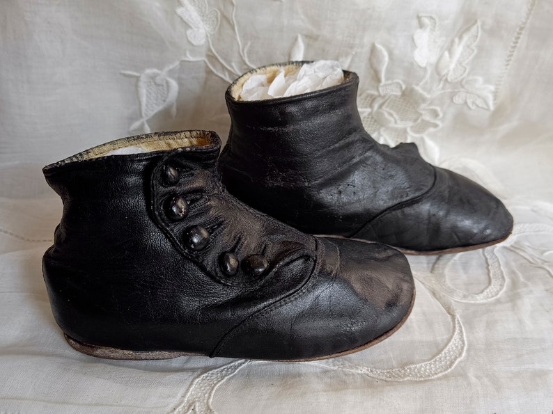 Chaussons de bébé anciens. Cuir noir et boutonné. Parfait pour poupée ancienne. Fin du 19ème siècle image 4