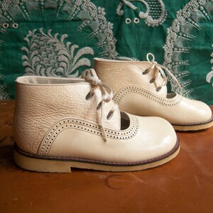 Impeccable booties for children, with laces. Crinkled patent leather, ivory color. New, unused. 70s. Size 26 image 1