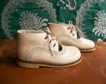 Impeccable booties for children, with laces. Crinkled patent leather, ivory color. New, unused. 70s. Size 26