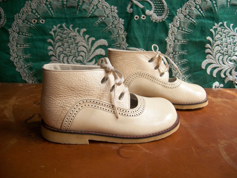 Impeccable booties for children, with laces. Crinkled patent leather, ivory color. New, unused. 70s. Size 26 image 1