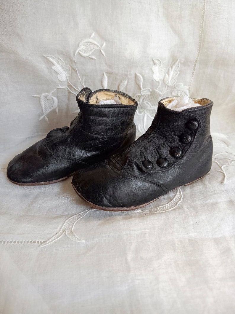 Chaussons de bébé anciens. Cuir noir et boutonné. Parfait pour poupée ancienne. Fin du 19ème siècle image 1