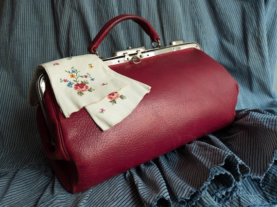 Precioso y increíble bolso antiguo Gladstone. Color rojo burdeos. Unisex. Década 1930.