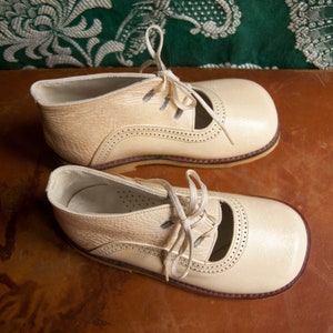 Impeccable booties for children, with laces. Crinkled patent leather, ivory color. New, unused. 70s. Size 26 image 3