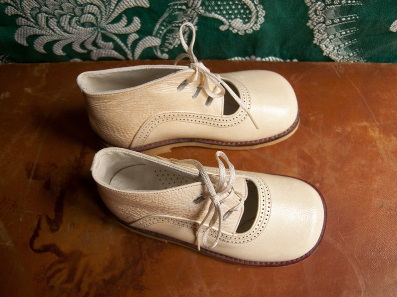 Impeccable booties for children, with laces. Crinkled patent leather, ivory color. New, unused. 70s. Size 26 image 3