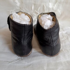 Chaussons de bébé anciens. Cuir noir et boutonné. Parfait pour poupée ancienne. Fin du 19ème siècle image 5