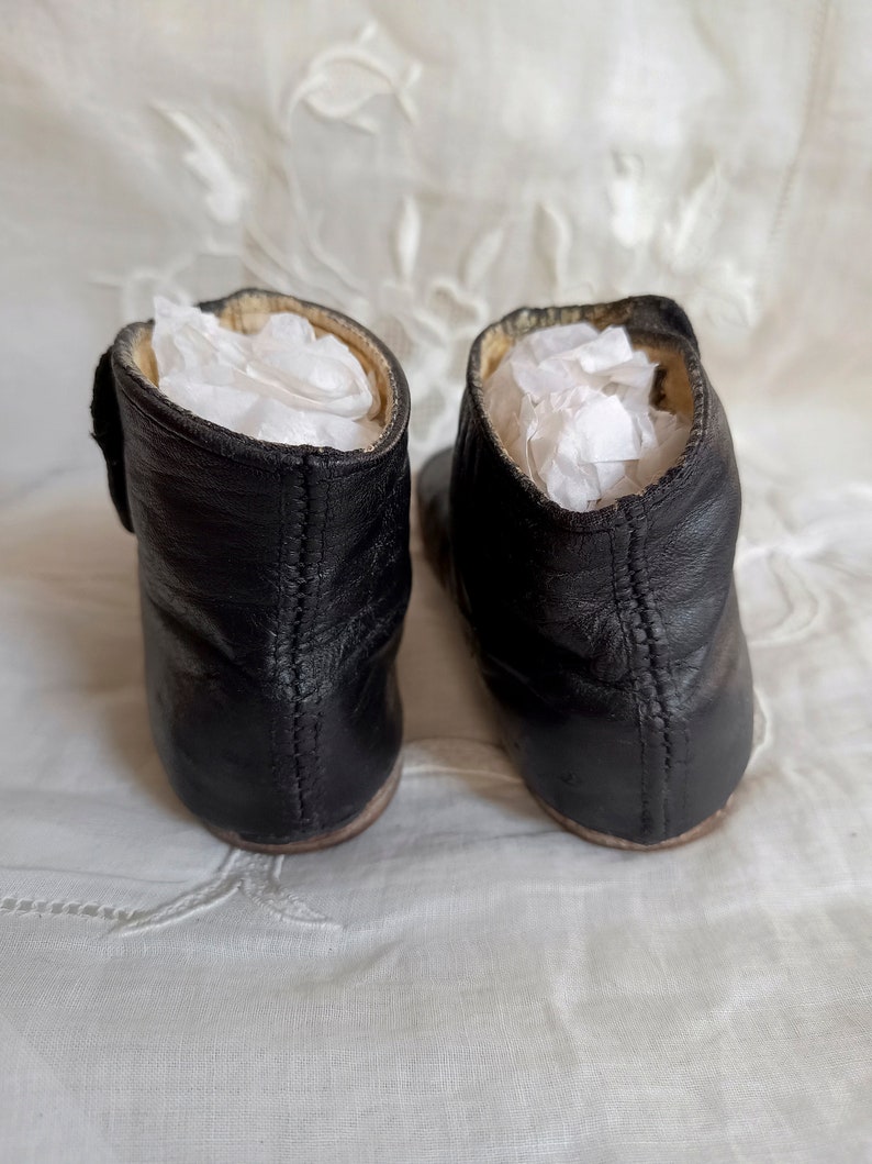 Chaussons de bébé anciens. Cuir noir et boutonné. Parfait pour poupée ancienne. Fin du 19ème siècle image 5