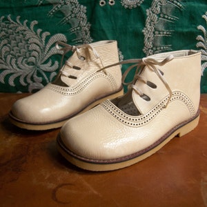 Impeccable booties for children, with laces. Crinkled patent leather, ivory color. New, unused. 70s. Size 26 image 2