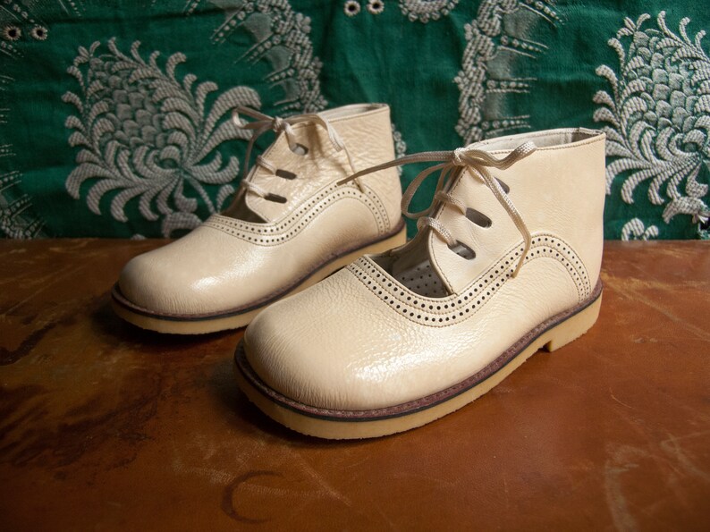 Impeccable booties for children, with laces. Crinkled patent leather, ivory color. New, unused. 70s. Size 26 image 2