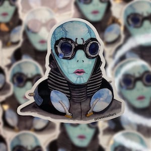 Puede incluir: Una ilustración de acuarela de un personaje de piel azul que lleva gafas protectoras y un collar negro. El personaje tiene una boca rosa y lleva un atuendo negro y gris. La ilustración está sobre un fondo blanco y tiene el texto "@sweetashart" en la esquina inferior derecha.