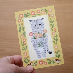 Ansichtkaart grijs katje en bloemen, geïllustreerde postkaart met 4 poten, paardenbloem, wenskaart kat, verjaardagskaart