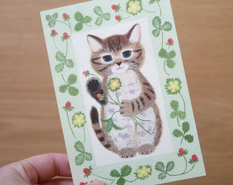 Könnte beinhalten: Eine grüne Postkarte mit einem weißen Rand, auf der eine Comic-Illustration eines braunen und weißen Tabby-Katers zu sehen ist, der einen Strauß gelber Blumen hält. Der Rand ist mit grünen Blättern und roten Erdbeeren verziert.