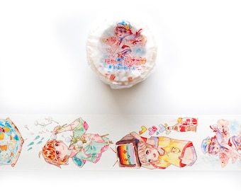 Può includere: Un rotolo di nastro washi con un design colorato che presenta personaggi dei cartoni animati e una televisione vintage. Il nastro è avvolto attorno a una bobina bianca con il testo "玩物  不  厌  其  精" in caratteri cinesi.