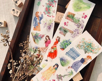 Può includere: Quattro fogli di carta decorativa con illustrazioni ad acquerello di fiori, piante e persone. Le illustrazioni sono in tonalità di rosa, viola, blu, verde e giallo. La carta è bianca con una texture sottile.