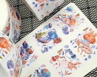 Könnte beinhalten: Eine Bogen mit Aufklebern mit Aquarell-Illustrationen von Quallen, Meeresbewohnern und Unterwasserszenen. Die Aufkleber sind auf weißem Hintergrund und perfekt, um Ihren Bastelarbeiten, Tagebüchern oder Planern einen Hauch von Verspieltheit zu verleihen.
