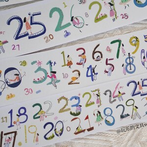 以下が含まれることがあります： 1から31までの数字と人々や自然のイラストが描かれたカラフルな和紙テープのセット。プランナー、ジャーナル、その他の紙工作に遊び心を加えるのに最適です。