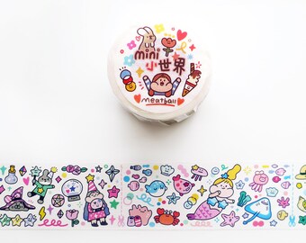 Può includere: Un rotolo di nastro washi colorato con un design fantasioso che presenta una varietà di personaggi dei cartoni animati, tra cui una sirena, un granchio, un pesce, un coniglio, un fiore e una stella. Il nastro è etichettato "mini 小世界 meatball!"