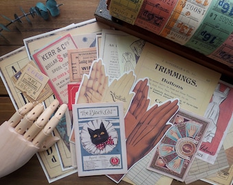Puede incluir: Surtido de efímeras vintage, que incluyen una portada de revista con una ilustración de un gato negro, una ilustración dibujada a mano de un gato y un anuncio vintage de botones y adornos. El texto del anuncio dice "J. Rotherham & Co. Ltd. Trimmings. Buttons".