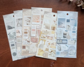 Pode incluir: Um conjunto de seis folhas de adesivos decorativos com uma paleta de cores neutras. Os adesivos apresentam uma variedade de designs, incluindo bordas de papel rasgadas, tiras de filme e texto. O texto nos adesivos inclui "The Genial Sunshine", "Clearly", e "There is yet hope."