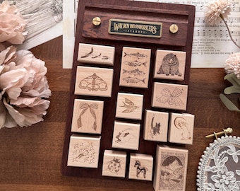 Seria znaczków Animal Wonders oprawionych w drewno