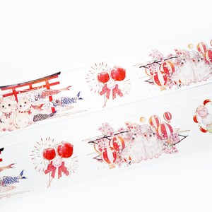 Puede incluir: Cinta washi blanca con un patr&oacute;n repetido de linternas rojas y blancas, flores de cerezo, gatos y manzanas de caramelo rojas y blancas. La cinta tambi&eacute;n presenta una puerta torii roja con dos gatos blancos y peces koi nadando en el agua.