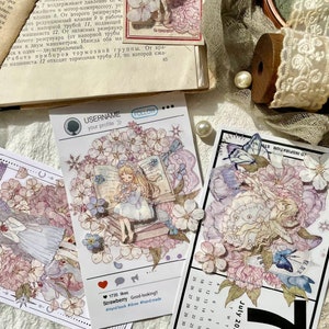 Puede incluir: Tres pegatinas decorativas con ilustraciones de acuarela de chicas en entornos florales. Las pegatinas est&aacute;n impresas en papel blanco y tienen una est&eacute;tica delicada y caprichosa.