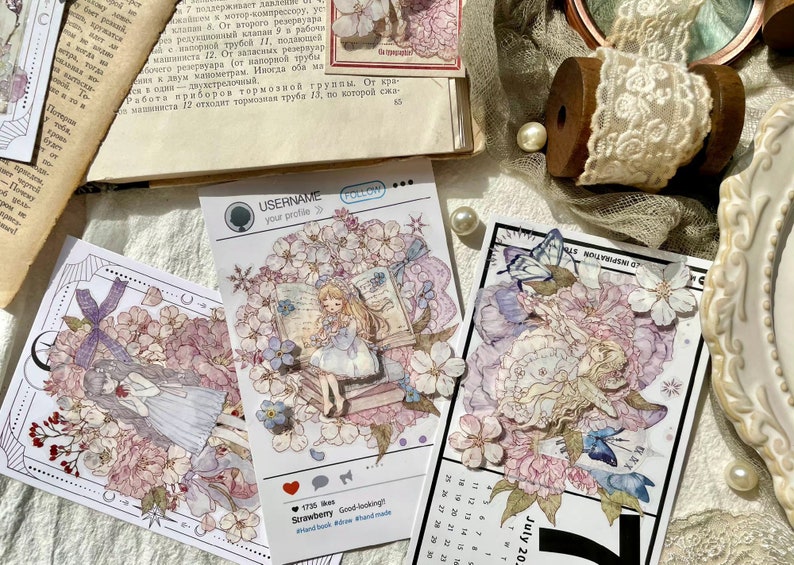 Puede incluir: Tres pegatinas decorativas con ilustraciones de acuarela de chicas en entornos florales. Las pegatinas est&aacute;n impresas en papel blanco y tienen una est&eacute;tica delicada y caprichosa.