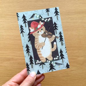 Ansichtkaart viool kat, 4 poten geïllustreerde postkaart, wenskaart dennenbos, oranje Cyperse kat verjaardagskaart
