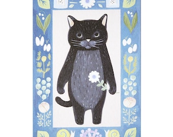 以下が含まれることがあります： 白い花をつけた黒い猫が、青と白の花柄の背景の前に立っている。