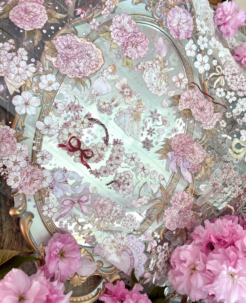 Puede incluir: Un espejo de estilo vintage adornado con un dise&ntilde;o floral. El espejo est&aacute; rodeado de flores rosas y una delicada puntilla blanca. El espejo refleja una variedad de patrones florales e im&aacute;genes de hadas.