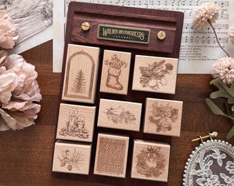 Znaczki z serii świątecznej montowane na drewnie