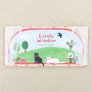 Puede incluir: Una portada de libro con una ilustración roja, blanca y azul de una ventana con vista a un campo verde, dos gatos, un pájaro y una pequeña casa. El título del libro es "Little Window" de Aiko Fukawa.