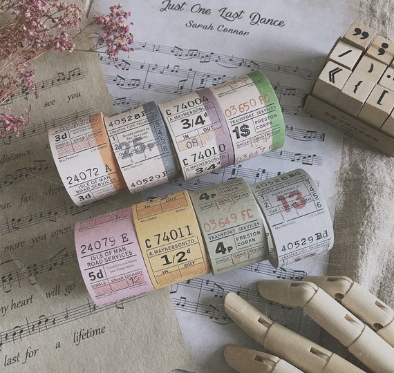 Trois rouleaux de ruban washi floral sur fond rose photo - Image de