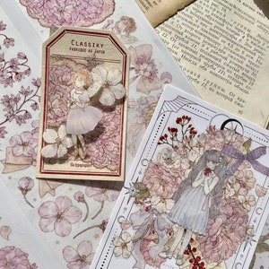 Puede incluir: Dos hojas de papel decorativo con un dise&ntilde;o floral. El papel presenta un delicado patr&oacute;n floral rosa y blanco con un efecto acuarela. El papel est&aacute; decorado con peque&ntilde;os detalles intrincados, incluyendo estrellas y lazos. El papel es perfecto para scrapbooking, la creaci&oacute;n de tarjetas y otros proyectos de manualidades.