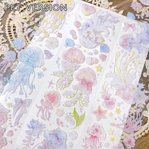 Puede incluir: Una hoja de pegatinas transparentes con una variedad de dise&ntilde;os en colores pastel, incluyendo medusas, flores y estrellas. Las pegatinas est&aacute;n etiquetadas como "PET VERSION".