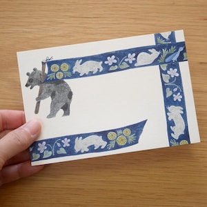Briefkaart lente voorbode, 4 poten geïllustreerde postkaart, beer met vlag, konijn, wenskaart bosdieren, verjaardagskaart