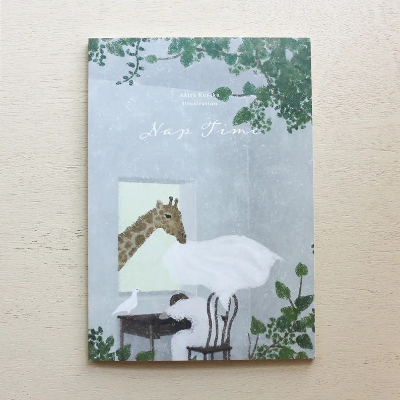 Puede incluir: Una portada de libro con un fondo azul claro y el t&iacute;tulo "Nap Time" en letra cursiva. La portada presenta una jirafa asom&aacute;ndose por una ventana, una persona sentada en una silla y un p&aacute;jaro blanco sobre una mesa.