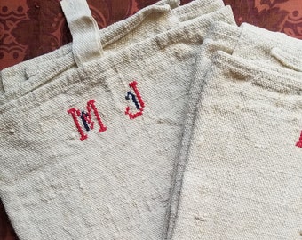 Torchon ancien en lin et chanvre filé maison, France Monogram M J. Deux disponibles