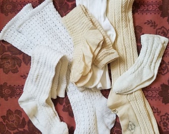 Franse antieke witte en crème lange sokken, kousen. Vier paar beschikbaar