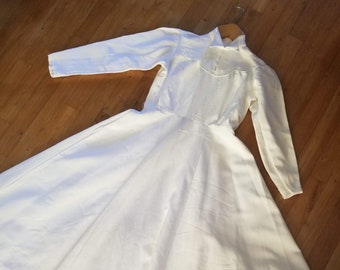 Robe vintage française blanc cassé pour cérémonie de mariage.