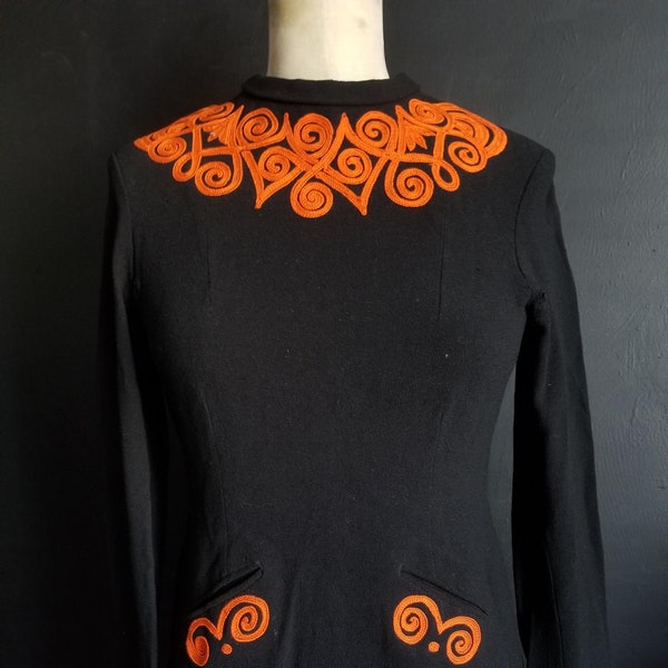 Haut inhabituel pour femme en laine mélangée avec détails brodés orange