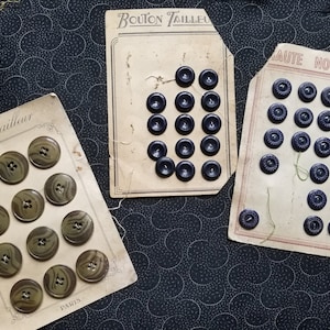 Lot de 3 boutons anciens sur carte, vendus ensemble