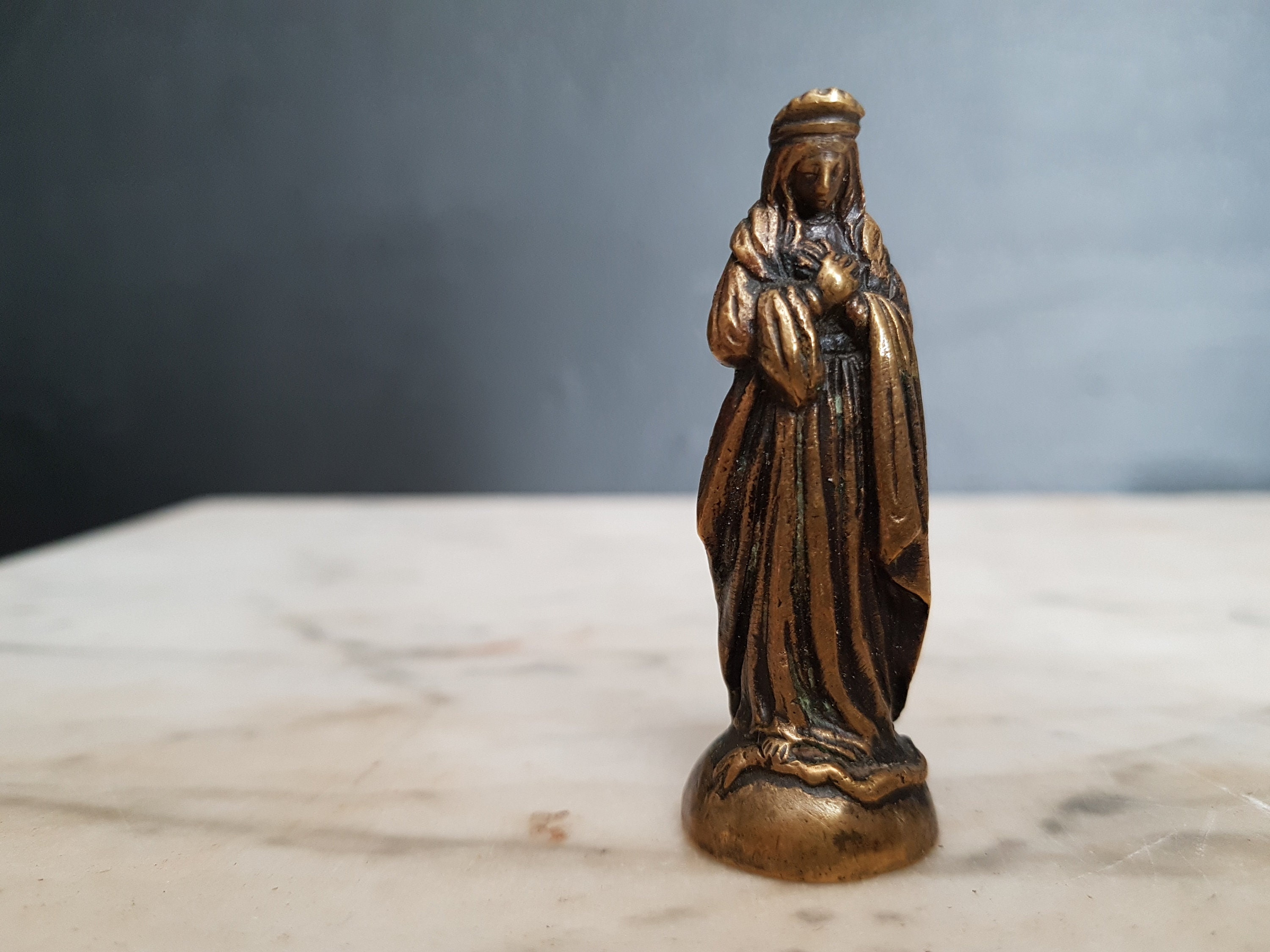 Petite Figurine Antique en Bronze de Notre-Dame.