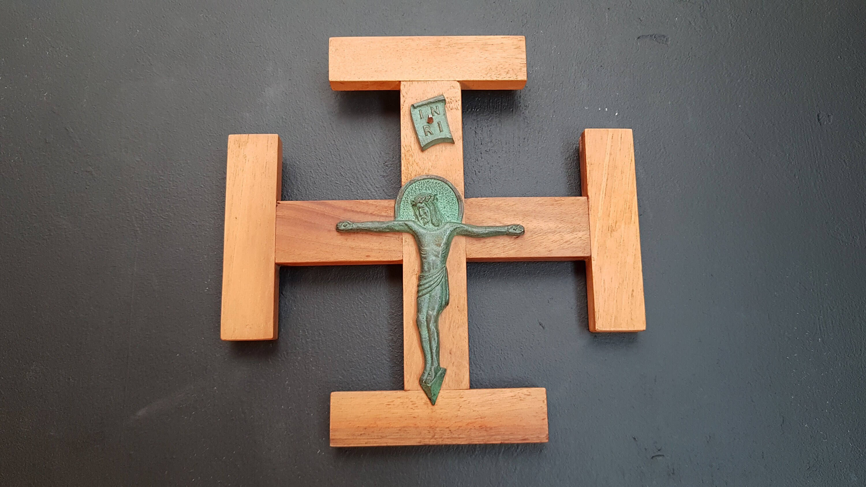 Crucifix Mural en Bois Français Vintage