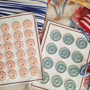 Boutons anciens français sur carte. Rose ou bleu