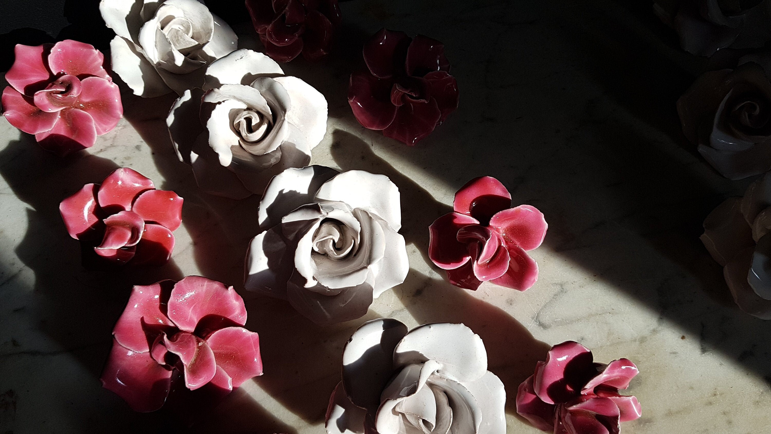 Ensemble de 3 Fleurs en Céramique Antiques. Roses Blanches et Roses